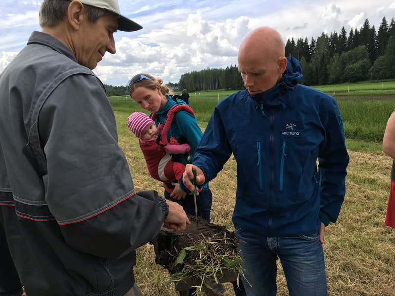 Inspecting soil structure with Jukka Rajala. Maan kasvukunto.
